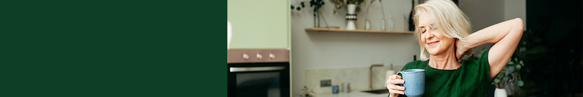 Nainen aamukahvin kanssa.